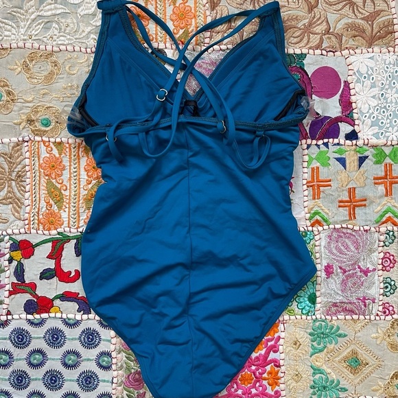 La Blanca Island Goddess Strappy Underwire Ruched One Piece Swimsuit - Picture 6 of 10